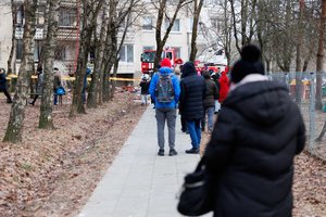 Tiesia ranką iš degančio daugiabučio evakuotiems gyventojams: apgyvendins viešbučiuose