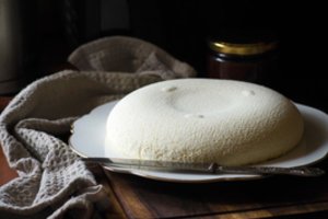 Naminis jogurto sūris: tereiks tik dviejų ingredientų