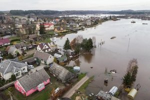 Potvynis Kartenoje neleidžia atsikvėpti: vanduo apsėmė mokyklą