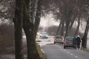 „Prancūzui“ apsemtas pamario kelias tapo per gilus: sausumą pasiekė gelbėtojų valtimi