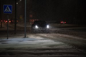 Keliauti naktį gali būti sudėtinga – eismo sąlygas sunkins snygis