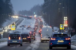 Kelininkai įspėja: daugelyje šalies rajonų keliai slidūs ir provėžoti