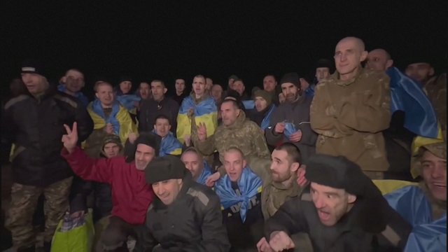 Po ilgo laiko įvyko Ukrainos ir Rusijos karo belaisvių apsikeitimas: daugiau nei 200 grįžo namo