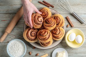 Kelios gudrybės ir mielinė tešla pavyks iš pirmo karto: kas gali būti geriau už šiltas cinamonines bandeles?