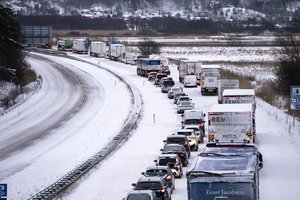 Sniego audra Švedijoje ir Danijoje sukėlė transporto chaosą: automobiliai iš vietos nepajudėjo daugiau kaip 20 valandų