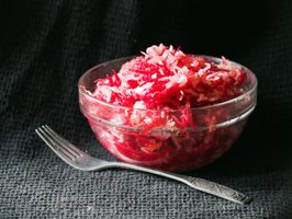 Vitaminų užtaisas: raugintų kopūstų salotos su šviežiais burokėliais ir obuoliais