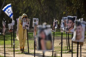 Šokiruojanti liudininko istorija apie „Hamas“ siautulį Izraelyje: moteris prievartavę ir žudę smogikai juokėsi