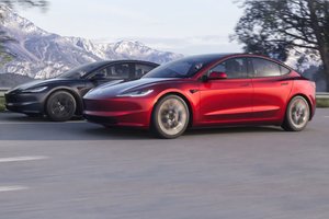„Tesla“ pardavė rekordinį kiekį automobilių, bet nebuvo populiariausia pasaulyje: kas ją aplenkė