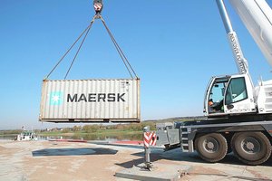 „Maersk“ pranešė nukreipsianti laivus maršrutu aplink Afriką