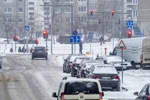 Eismo informacijos centras įspėja: dėl snygio sunkios eismo sąlygos išlieka visoje Lietuvoje