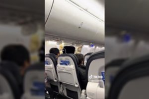 Lėktuvo keleiviai JAV išgyveno tikrą siaubą: skrydžio metu iškrito langas