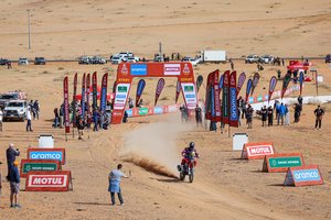 Dakaro ralyje – rimtas incidentas: skelbiama apie sužeistą žiūrovą, jis išgabentas į ligoninę