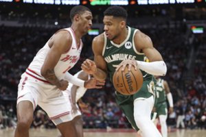 Įspūdingas G. Antetokounmpo žaidimas neišgelbėjo „Bucks“ komandos Hiustone