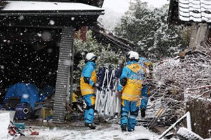 Žemės drebėjimo Japonijoje aukų skaičius išaugo iki 161, pagalbą teikti kliudo sniegas