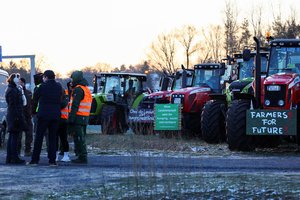 Chaosas Vokietijoje: šimtai protestuojančių ūkininkų užblokavo kelius