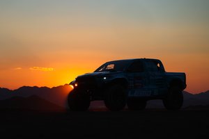 Lenktynėse nedalyvauja, bet vis tiek primena apie save: Dakaro ralyje partrenktas rusų turistas