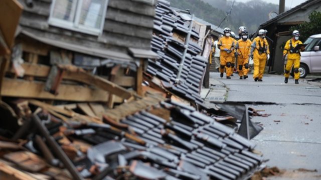 Japonijoje toliau auga žemės drebėjimo aukų skaičius: dingusiųjų paieškas sunkina nuošliaužos ir sniegas
