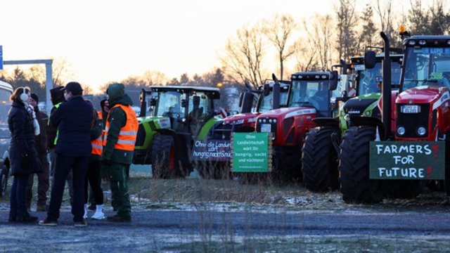 Ūkininkai Vokietijoje traktoriais blokavo kelius: reiškė nepasitenkinimą planais panaikinti paramą
