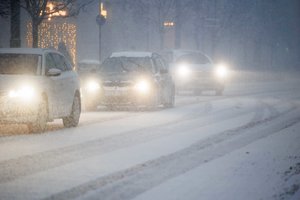 Bijantiems slidžių kelių ir nemokantiems jais važiuoti – specialisto patarimas, kaip elgtis vairuotojams