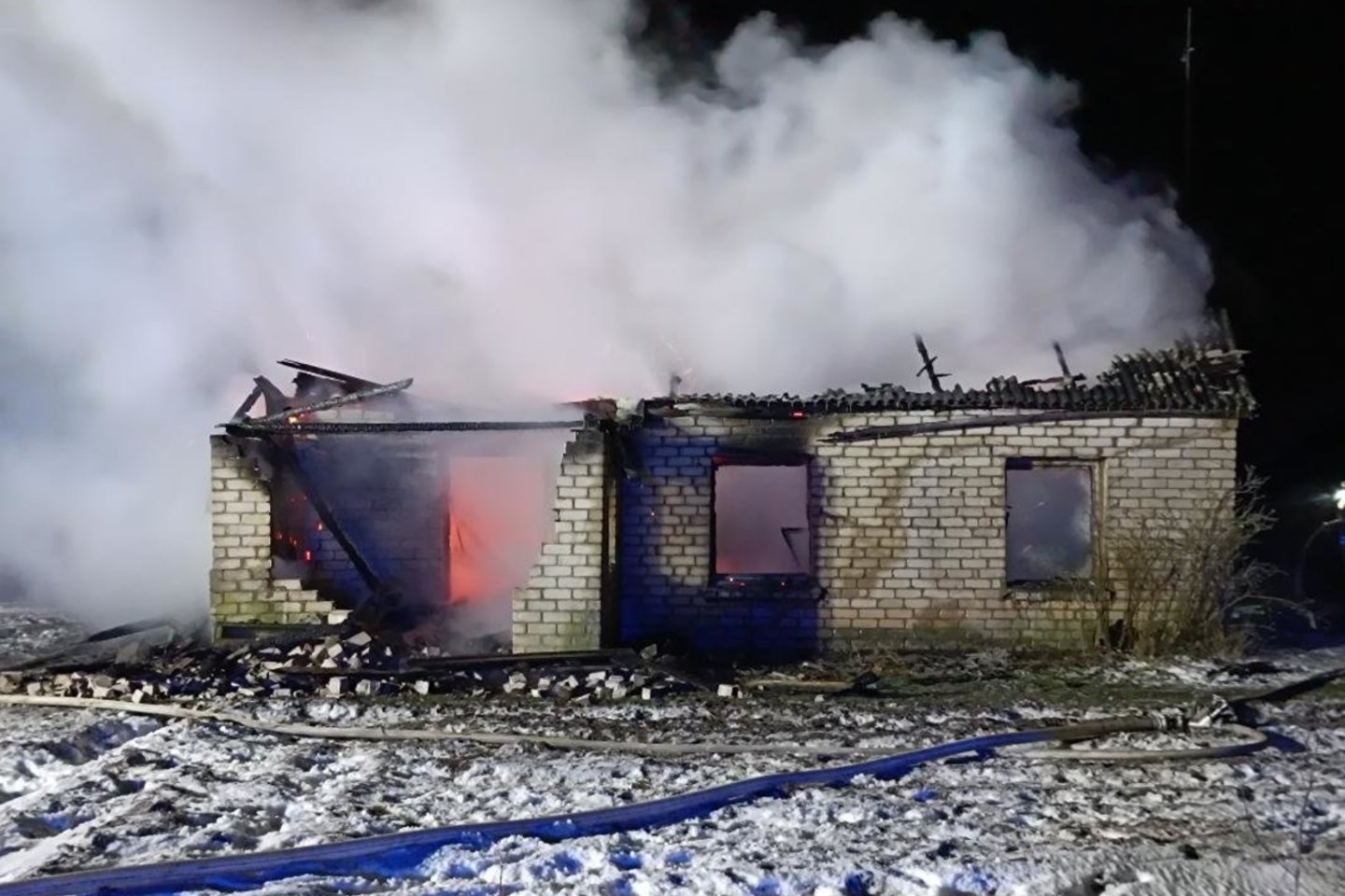 Žmonių kūnai rasti tik numalšinus ugnį, mat nediduką gyvenamąjį namą ugnis suniokojo visiškai.<br>„Rinkos aikštės“/D. Kuprijanovo nuotr.