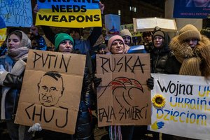 Varšuvoje surengtame mitinge tūkstančiai žmonių reikalavo didesnės ES pagalbos Ukrainai