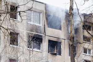 Imsis neatidėliotinų veiksmų apdegusiame Viršuliškių daugiabutyje: jau pradėti pirmieji darbai
