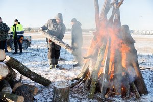 Ūkininkams deginant protesto laužus išryškėjo skirtingų žemdirbių organizacijų priešprieša