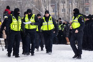 Vaiko teisių apsaugos gynėjai ragina visuomenę pašalinti Kaune pagrobtos devynmetės nuotraukas iš viešosios erdvės