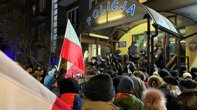 Lenkijoje nuteisti du Seimo nariai, besislapstantys prezidento rūmuose: D. Tuskas kaltina A. Dudą
