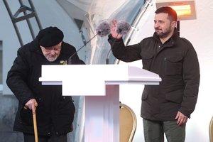 Į susirinkusią įspūdingą minią V. Zelenskis kreipėsi lietuvių kalba: „Kai mes kartu – net šaltis atsitraukia“