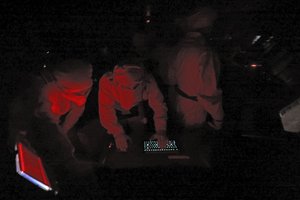 Jemeno hučiai prisiėmė atsakomybę už raketų ir dronų ataką prieš JAV laivą