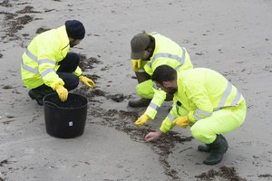 Ekologinė nelaimė Šiaurės Ispanijoje: paplūdimiuose nugulė begalė plastiko granulių, paskelbta nepaprastoji padėtis