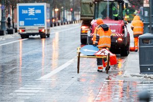 Vilniaus šaligatvius nuklojo ledas: savivaldybė išplatino raginimą, barstomas papildomas druskos kiekis