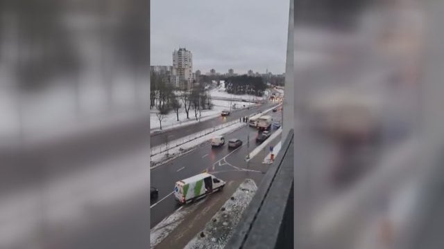 Dėl slidaus kelio neišvengta nelaimių – užfiksavo avariją Vilniuje: kelininkai puolė barstyti gatvę pėsčiomis