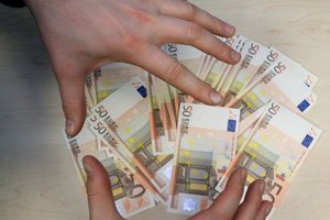 Antstoliai purtė gyventojus ir verslus: pavyko sugrąžinti net 280,3 mln. eurų skolų