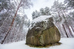 Idėja likusiems žiemos savaitgaliams: siūlo aplankyti 7 Lietuvos riedulius