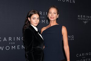 Supermodelio Christy Turlington dukra Grace Burns seka mamos pėdomis: sužibo Italijos mados sostinėje