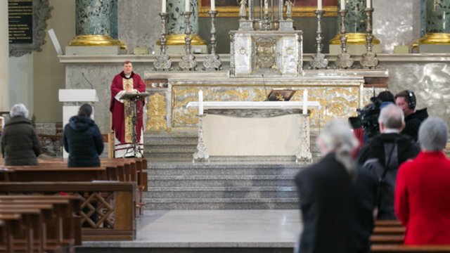 Bažnyčia mokosi iš užsienio patirties: seksualinę prievartą patyrusiems pokalbiai su kunigu nebuvo veiksmingi
