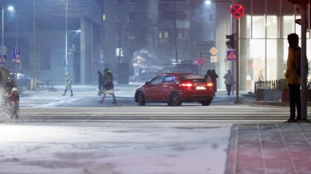 Vaikščioti gatvėmis vis dar reikės atsargiai: numatomas plikledis bei kritulių gausa