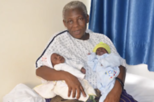 70-metė, po pagalbinio apvaisinimo pagimdžiusi dvynukus, dalijasi pirmosiomis nuotraukomis: „Tai Dievo valia“