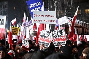 Tūkstančiai lenkų išėjo į demonstraciją prieš D. Tusko vyriausybę