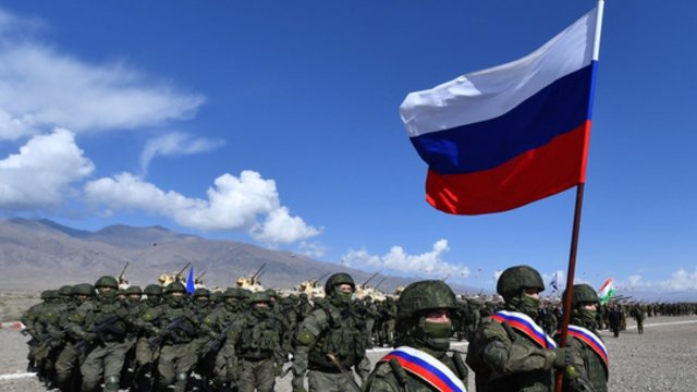Rusai skundžiai kolegomis – kariškiai masiškai bėga iš fronto ir slepiasi miške