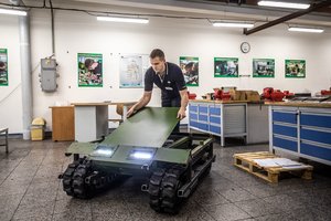Ukrainiečių tankams į pagalbą stos robotai