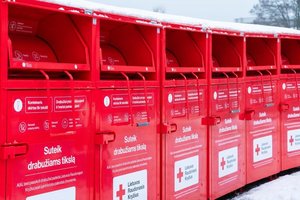 Pastatyti nauji tekstilės rūšiavimo konteineriai: siekiama ne tik padėti bėdos ištiktiems žmonėms, bet ir tausoti aplinką