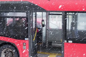 Iš autobusų stotelės skubėti į darbą su pavežėjais priverstas vilnietis nesupranta vieno