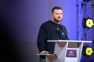 V. Zelenskis pasveikino „precedento neturintį“ saugumo susitarimą su JK, rusai vėl apšaudė Chersoną