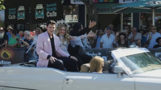 E. Presley festivalis Australijoje: pamatykite, kaip persirengę žmonės dalyvauja parade