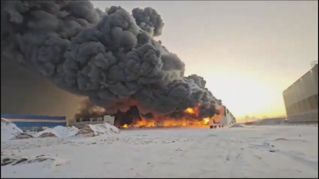 Sankt Peterburge kilo didžiulis gaisras: liepsnoja didžiausio Rusijoje mažmeninės prekybos tinklo sandėlis