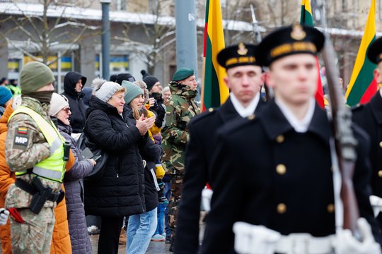Nepriklausomybės aikštėje prie Seimo rūmų iškilmingoje ceremonijoje suplevėsavo Valstybės vėliava.<br> T. Bauro nuotr.