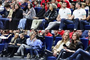 Šeštadienio vakarą „Wolves“ rungtynes stebėjo žinomi žmonės: tarp jų ir Liveta Kazlauskienė su dukra